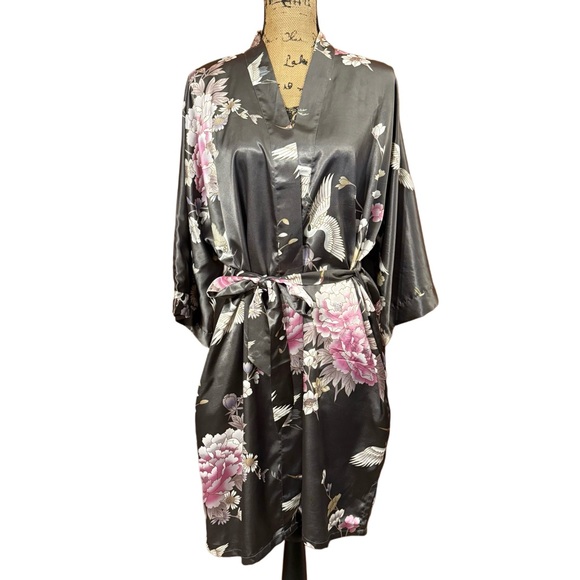 NWT Kim+Ono Chrysanthemum Floral And Crane Short Robe - Picture 2 of 11